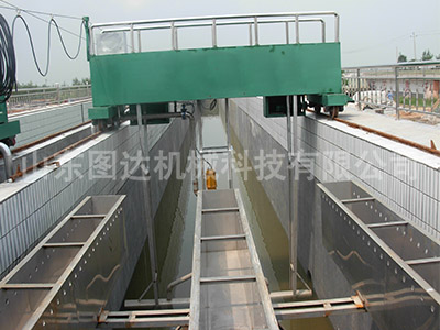 行车式刮（吸）泥机